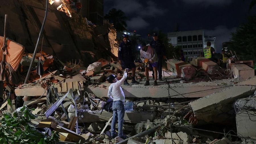 Gempa magnitudo 7,2 melanda Venezuela pada Rabu (24/6) waktu setempat, menyebabkan sejumlah bangunan runtuh. (REUTERS/Leonardo Fernandez Viloria)