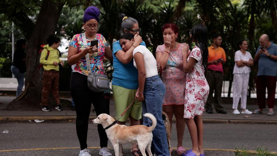 Gempa magnitudo 7,2 melanda Venezuela pada Rabu (24/6) waktu setempat, menyebabkan sejumlah bangunan runtuh. (REUTERS/Gaby Oraa)