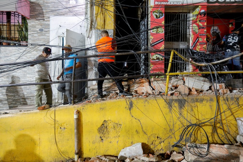 Gempa magnitudo 7,2 melanda Venezuela pada Rabu (24/6) waktu setempat, menyebabkan sejumlah bangunan runtuh. (REUTERS/Maxwell Briceno)