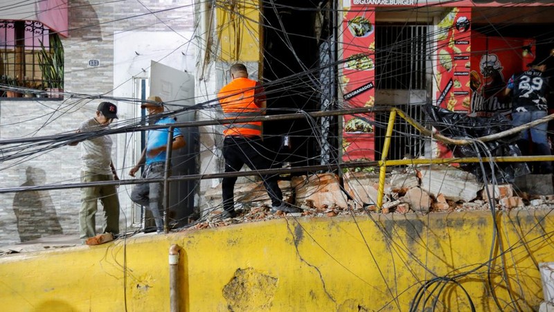 Gempa magnitudo 7,2 melanda Venezuela pada Rabu (24/6) waktu setempat, menyebabkan sejumlah bangunan runtuh. (REUTERS/Fausto Torrealba)