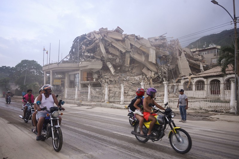 Gempa magnitudo 7,2 melanda Venezuela pada Rabu (24/6) waktu setempat, menyebabkan sejumlah bangunan runtuh. (REUTERS/Maxwell Briceno)
