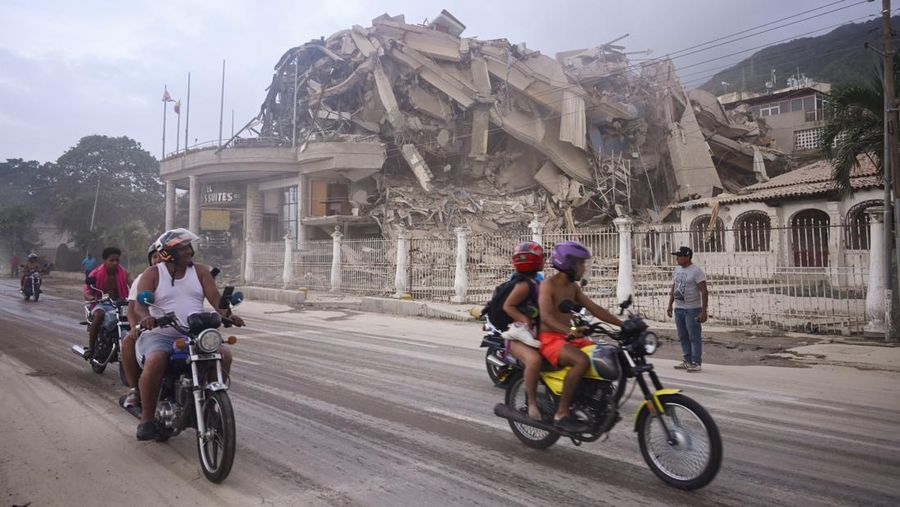 Gempa magnitudo 7,2 melanda Venezuela pada Rabu (24/6) waktu setempat, menyebabkan sejumlah bangunan runtuh. (REUTERS/Maxwell Briceno)
