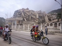 Gempa magnitudo 7,2 melanda Venezuela pada Rabu (24/6) waktu setempat, menyebabkan sejumlah bangunan runtuh. (REUTERS/Maxwell Briceno)