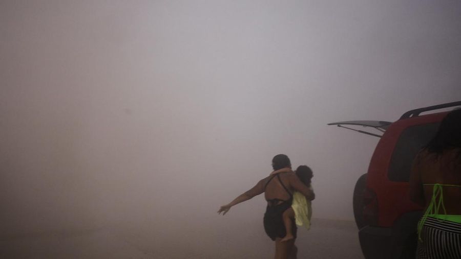 Gempa magnitudo 7,2 melanda Venezuela pada Rabu (24/6) waktu setempat, menyebabkan sejumlah bangunan runtuh. (REUTERS/Maxwell Briceno)