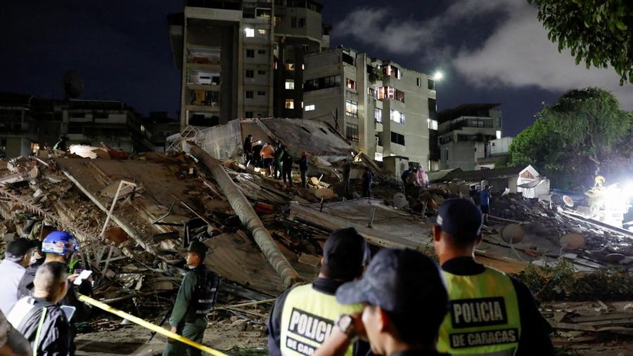 Gempa magnitudo 7,2 melanda Venezuela pada Rabu (24/6) waktu setempat, menyebabkan sejumlah bangunan runtuh. (REUTERS/Fausto Torrealba)