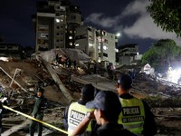 Gempa magnitudo 7,2 melanda Venezuela pada Rabu (24/6) waktu setempat, menyebabkan sejumlah bangunan runtuh. (REUTERS/Fausto Torrealba)