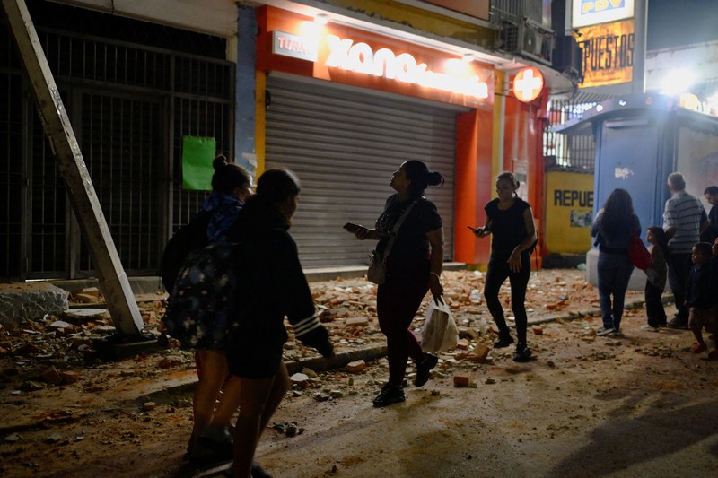 Gempa magnitudo 7,2 melanda Venezuela pada Rabu (24/6) waktu setempat, menyebabkan sejumlah bangunan runtuh. (REUTERS/Maxwell Briceno)