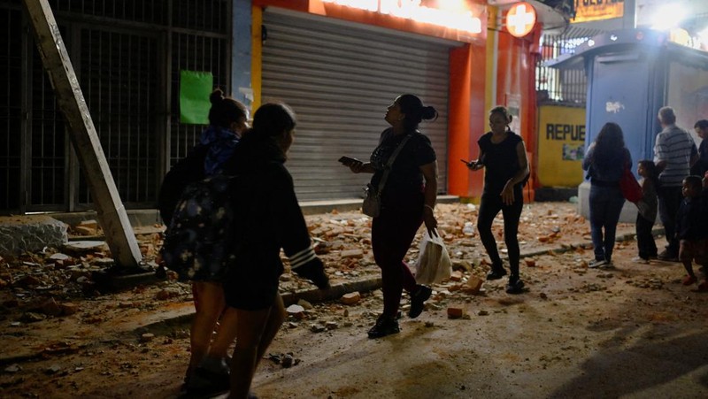 Gempa magnitudo 7,2 melanda Venezuela pada Rabu (24/6) waktu setempat, menyebabkan sejumlah bangunan runtuh. (REUTERS/Maxwell Briceno)