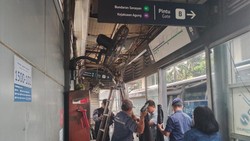 Halte Transjakarta Tebet Eco Park Rusak Ditabrak Truk