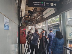Halte Transjakarta Tebet Eco Park Rusak Ditabrak Truk