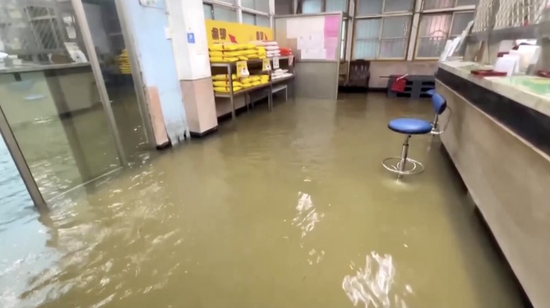 Seorang pria dengan skuter bergerak di tengah banjir saat hujan deras akibat lewatnya topan Mekkhala di dekatnya, yang sedang menuju Jepang, di Kaohsiung, Taiwan, 25 Juni 2026. (CTS via REUTERS TV/via REUTERS)