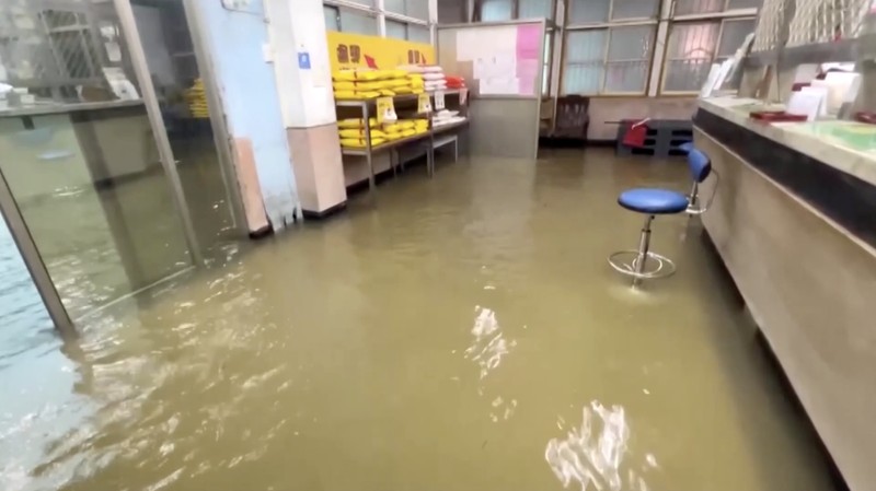 Hujan deras yang dipicu Topan Mekkhala menyebabkan banjir di sejumlah wilayah Taiwan, termasuk ibu kota Taipei serta kawasan selatan seperti Kaohsiung dan Pingtung, pada Kamis (25/6/2026).