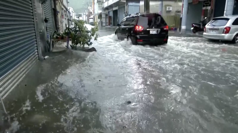 Seorang pria dengan skuter bergerak di tengah banjir saat hujan deras akibat lewatnya topan Mekkhala di dekatnya, yang sedang menuju Jepang, di Kaohsiung, Taiwan, 25 Juni 2026. (CTS via REUTERS TV/via REUTERS)