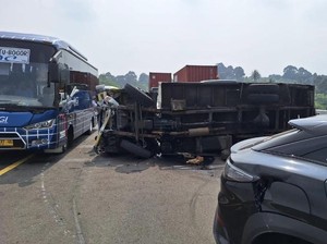 Niat Salip Berujung Petaka, Truk Box Terbalik di Tol Bocimi-2 Orang Terluka