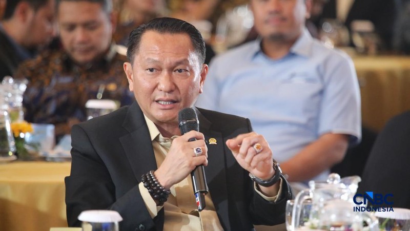 Ketua Komisi XII DPR RI, Bambang Patijaya saat menyampaikan pemaparan dalam Energy Forum di Singosari Ballroom-Hotel Borobudur, Jakarta, Kamis (25/6/2026).