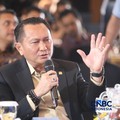 Ketua Komisi XII DPR RI, Bambang Patijaya saat menyampaikan pemaparan dalam Energy Forum di Singosari Ballroom-Hotel Borobudur, Jakarta, Kamis (25/6/2026). (CNBC Indonesia/Faisal Rahman)