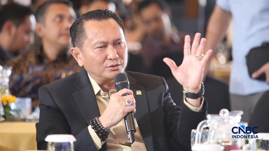 Ketua Komisi XII DPR RI, Bambang Patijaya saat menyampaikan pemaparan dalam Energy Forum di Singosari Ballroom-Hotel Borobudur, Jakarta, Kamis (25/6/2026). (CNBC Indonesia/Faisal Rahman)