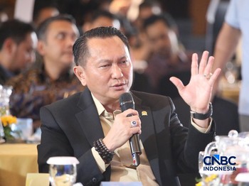 Ketua Komisi XII DPR RI, Bambang Patijaya saat menyampaikan pemaparan dalam Energy Forum di Singosari Ballroom-Hotel Borobudur, Jakarta, Kamis (25/6/2026). (CNBC Indonesia/Faisal Rahman)