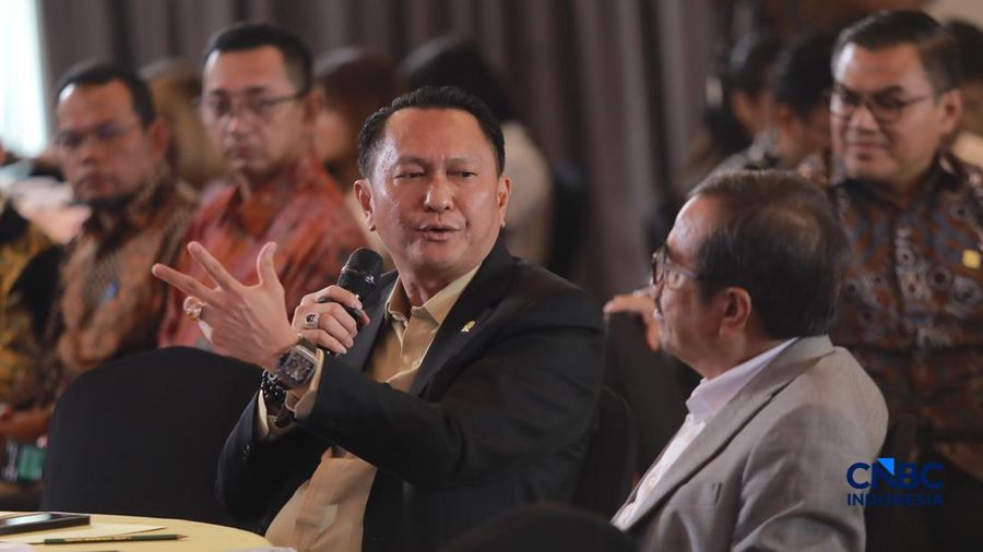 Ketua Komisi XII DPR RI, Bambang Patijaya saat menyampaikan pemaparan dalam Energy Forum di Singosari Ballroom-Hotel Borobudur, Jakarta, Kamis (25/6/2026). (CNBC Indonesia/Muhammad Sabki)