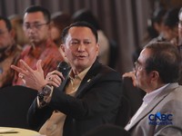 Ketua Komisi XII DPR RI, Bambang Patijaya saat menyampaikan pemaparan dalam Energy Forum di Singosari Ballroom-Hotel Borobudur, Jakarta, Kamis (25/6/2026). (CNBC Indonesia/Muhammad Sabki)