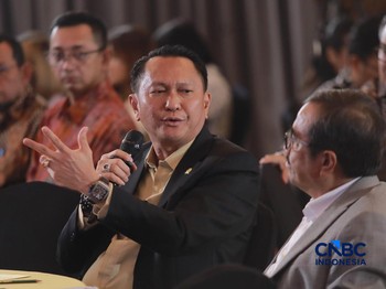 Ketua Komisi XII DPR RI, Bambang Patijaya saat menyampaikan pemaparan dalam Energy Forum di Singosari Ballroom-Hotel Borobudur, Jakarta, Kamis (25/6/2026). (CNBC Indonesia/Muhammad Sabki)