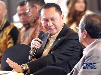 Ketua Komisi XII DPR RI, Bambang Patijaya saat menyampaikan pemaparan dalam Energy Forum di Singosari Ballroom-Hotel Borobudur, Jakarta, Kamis (25/6/2026). (CNBC Indonesia/Muhammad Sabki)