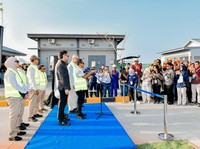 Menteri ESDM Bahlil Lahadalia meresmikan kilang mini LNG milik PT Sumber Aneka Gas di Tuban, Jawa Timur, Kamis (25/6/2026). (Dok. SKK Migas)