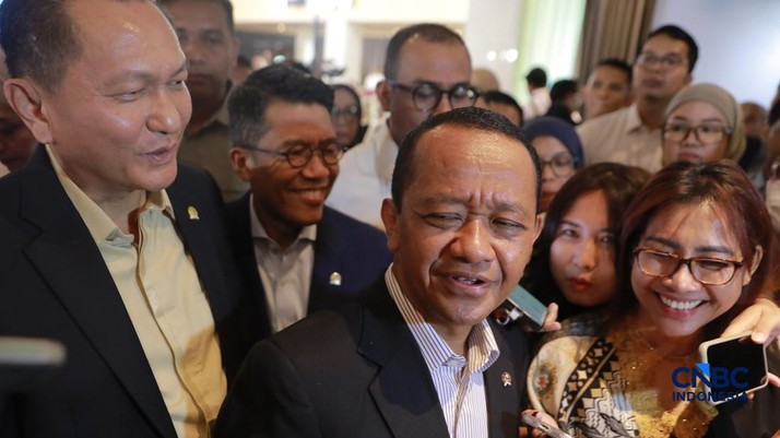 Menteri ESDM, Bahlil Lahadalia saat doorstop dengan media usai menyampaikan pemaparan dalam Energy Forum di Singosari Ballroom-Hotel Borobudur, Jakarta, Kamis (25/6/2026). (CNBC Indonesia/Muhammad Sabki)