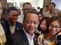 Menteri ESDM, Bahlil Lahadalia saat doorstop dengan media usai menyampaikan pemaparan dalam Energy Forum di Singosari Ballroom-Hotel Borobudur, Jakarta, Kamis (25/6/2026). (CNBC Indonesia/Muhammad Sabki)