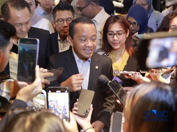 Menteri ESDM, Bahlil Lahadalia saat doorstop dengan media usai menyampaikan pemaparan dalam Energy Forum di Singosari Ballroom-Hotel Borobudur, Jakarta, Kamis (25/6/2026). (CNBC Indonesia/Muhammad Sabki)
