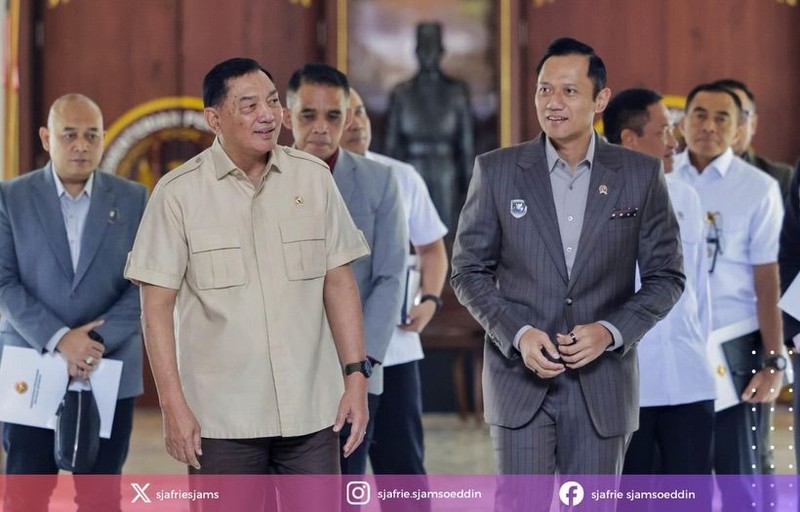Menteri Pertahanan (Menhan), Sjafrie Sjamsoeddin menerima kunjungan Menteri Koordinator Bidang Infrastruktur dan Pembangunan Kewilayahan RI di Kantor Kementerian Pertahanan, Jakarta, Kamis (25/6/2026). (Instagram/sjafrie.sjamsoeddin)