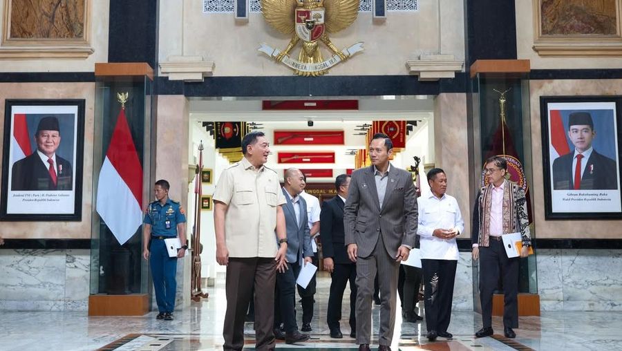 Menteri Pertahanan (Menhan), Sjafrie Sjamsoeddin menerima kunjungan Menteri Koordinator Bidang Infrastruktur dan Pembangunan Kewilayahan RI di Kantor Kementerian Pertahanan, Jakarta, Kamis (25/6/2026).