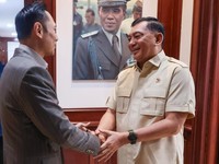 Menteri Pertahanan (Menhan), Sjafrie Sjamsoeddin menerima kunjungan Menteri Koordinator Bidang Infrastruktur dan Pembangunan Kewilayahan RI di Kantor Kementerian Pertahanan, Jakarta, Kamis (25/6/2026). (Instagram/sjafrie.sjamsoeddin)