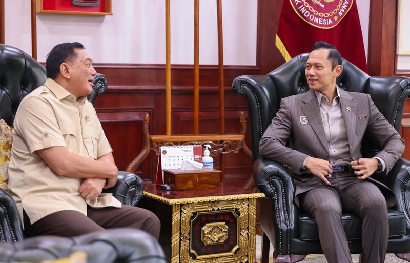 Menteri Pertahanan (Menhan), Sjafrie Sjamsoeddin menerima kunjungan Menteri Koordinator Bidang Infrastruktur dan Pembangunan Kewilayahan RI di Kantor Kementerian Pertahanan, Jakarta, Kamis (25/6/2026). (Instagram/sjafrie.sjamsoeddin)