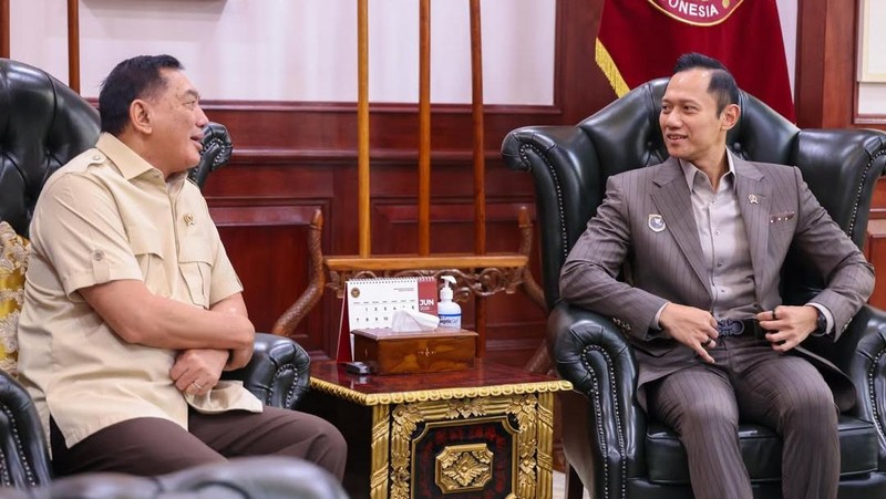 Menteri Pertahanan (Menhan), Sjafrie Sjamsoeddin menerima kunjungan Menteri Koordinator Bidang Infrastruktur dan Pembangunan Kewilayahan RI di Kantor Kementerian Pertahanan, Jakarta, Kamis (25/6/2026).