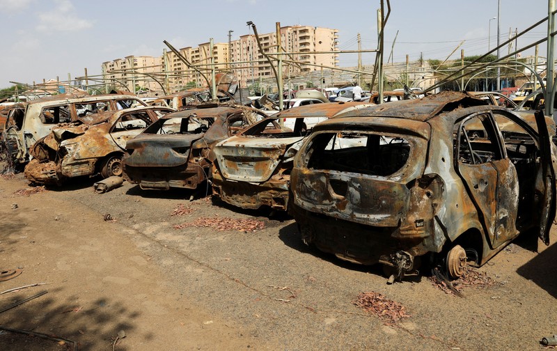 Mobil-mobil dengan lubang bekas peluru di sebuah alun-alun di Khartoum, Sudan, 11 Juni 2026. Pihak berwenang di Khartoum mengumpulkan ribuan kendaraan yang ditinggalkan, rusak, dan diduga hasil curian dari jalanan dan alun-alun publik. (REUTERS/El Tayeb Siddig)