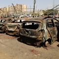 Mobil-mobil dengan lubang bekas peluru di sebuah alun-alun di Khartoum, Sudan, 11 Juni 2026. Pihak berwenang di Khartoum mengumpulkan ribuan kendaraan yang ditinggalkan, rusak, dan diduga hasil curian dari jalanan dan alun-alun publik. (REUTERS/El Ta
