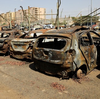 Mobil-mobil dengan lubang bekas peluru di sebuah alun-alun di Khartoum, Sudan, 11 Juni 2026. Pihak berwenang di Khartoum mengumpulkan ribuan kendaraan yang ditinggalkan, rusak, dan diduga hasil curian dari jalanan dan alun-alun publik. (REUTERS/El Ta