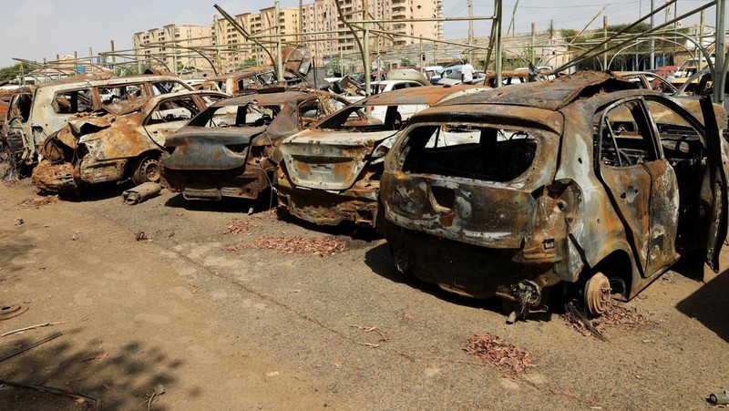 Mobil-mobil dengan lubang bekas peluru di sebuah alun-alun di Khartoum, Sudan, 11 Juni 2026. Pihak berwenang di Khartoum mengumpulkan ribuan kendaraan yang ditinggalkan, rusak, dan diduga hasil curian dari jalanan dan alun-alun publik. (REUTERS/El Ta