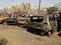 Mobil-mobil dengan lubang bekas peluru di sebuah alun-alun di Khartoum, Sudan, 11 Juni 2026. Pihak berwenang di Khartoum mengumpulkan ribuan kendaraan yang ditinggalkan, rusak, dan diduga hasil curian dari jalanan dan alun-alun publik. (REUTERS/El Ta