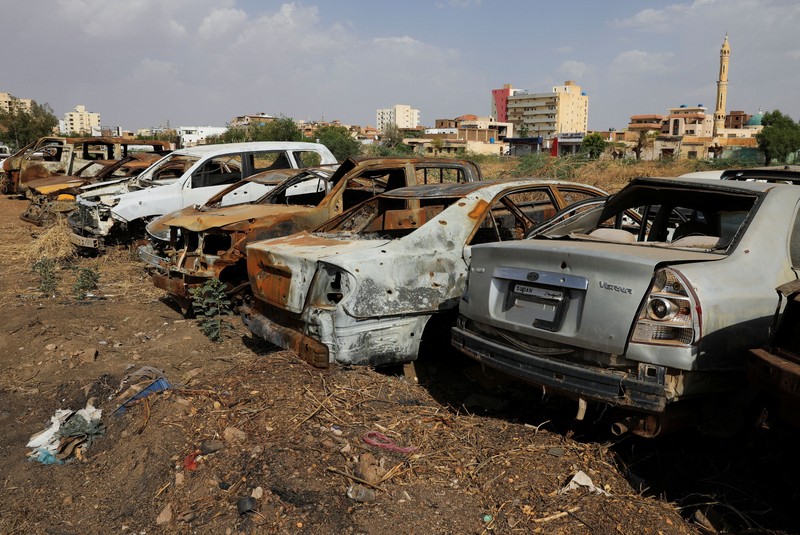 Mobil-mobil dengan lubang bekas peluru di sebuah alun-alun di Khartoum, Sudan, 11 Juni 2026. Pihak berwenang di Khartoum mengumpulkan ribuan kendaraan yang ditinggalkan, rusak, dan diduga hasil curian dari jalanan dan alun-alun publik. (REUTERS/El Tayeb Siddig)