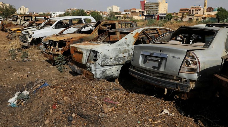 Mobil-mobil dengan lubang bekas peluru di sebuah alun-alun di Khartoum, Sudan, 11 Juni 2026. Pihak berwenang di Khartoum mengumpulkan ribuan kendaraan yang ditinggalkan, rusak, dan diduga hasil curian dari jalanan dan alun-alun publik.