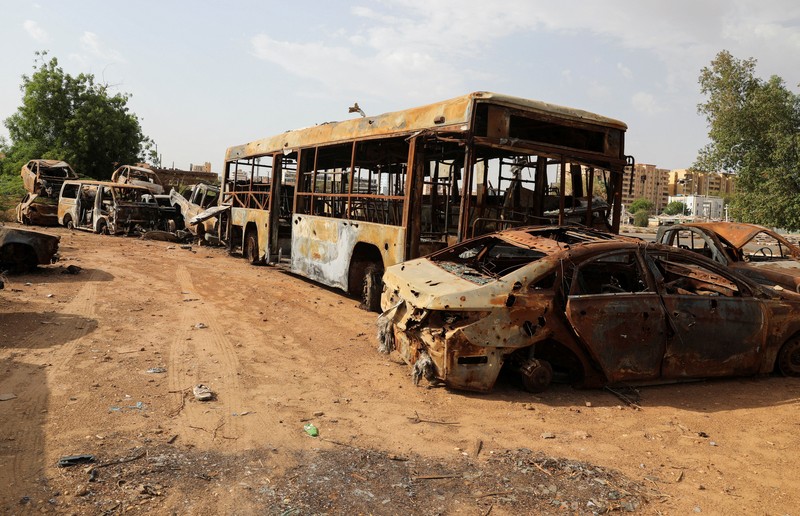 Mobil-mobil dengan lubang bekas peluru di sebuah alun-alun di Khartoum, Sudan, 11 Juni 2026. Pihak berwenang di Khartoum mengumpulkan ribuan kendaraan yang ditinggalkan, rusak, dan diduga hasil curian dari jalanan dan alun-alun publik. (REUTERS/El Tayeb Siddig)