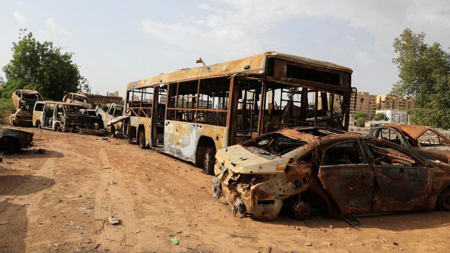 Mobil-mobil dengan lubang bekas peluru di sebuah alun-alun di Khartoum, Sudan, 11 Juni 2026. Pihak berwenang di Khartoum mengumpulkan ribuan kendaraan yang ditinggalkan, rusak, dan diduga hasil curian dari jalanan dan alun-alun publik.