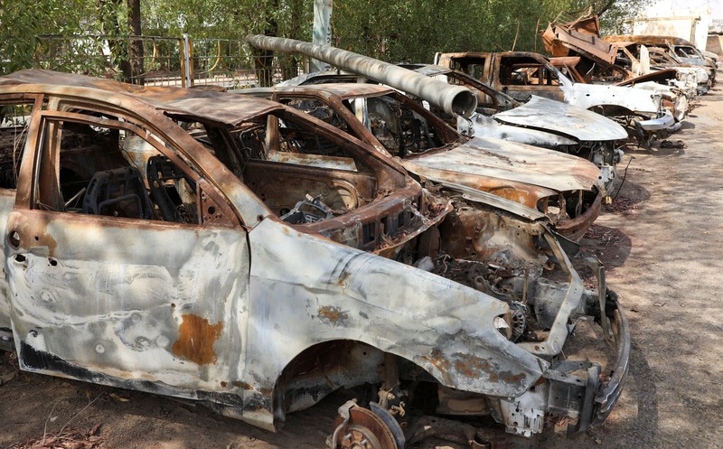 Mobil-mobil dengan lubang bekas peluru di sebuah alun-alun di Khartoum, Sudan, 11 Juni 2026. Pihak berwenang di Khartoum mengumpulkan ribuan kendaraan yang ditinggalkan, rusak, dan diduga hasil curian dari jalanan dan alun-alun publik. (REUTERS/El Tayeb Siddig)