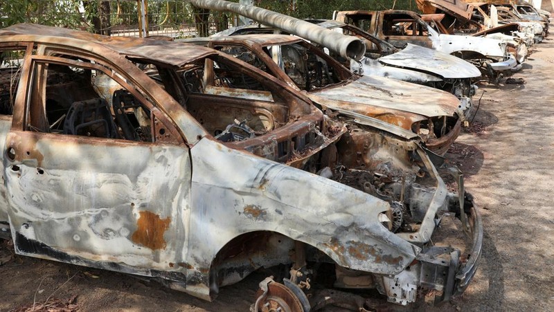 Mobil-mobil dengan lubang bekas peluru di sebuah alun-alun di Khartoum, Sudan, 11 Juni 2026. Pihak berwenang di Khartoum mengumpulkan ribuan kendaraan yang ditinggalkan, rusak, dan diduga hasil curian dari jalanan dan alun-alun publik.