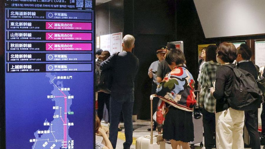 Papan elektronik menampilkan informasi penghentian layanan kereta api akibat dampak gempa bumi di stasiun kereta api di Sendai, Jepang, 25 Juni 2026. (via REUTERS/KYODO)