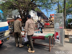 Lapak Pedagang Es Kelapa Depan Benteng Rotterdam Makassar Dibongkar