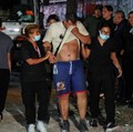 Petugas darurat membantu seorang pria di lokasi bangunan yang runtuh setelah gempa bumi di Caracas, Venezuela, 24 Juni 2026. (REUTERS/Leonardo Fernandez Viloria)