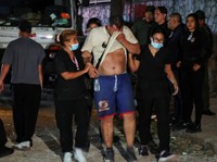 Petugas darurat membantu seorang pria di lokasi bangunan yang runtuh setelah gempa bumi di Caracas, Venezuela, 24 Juni 2026. (REUTERS/Leonardo Fernandez Viloria)